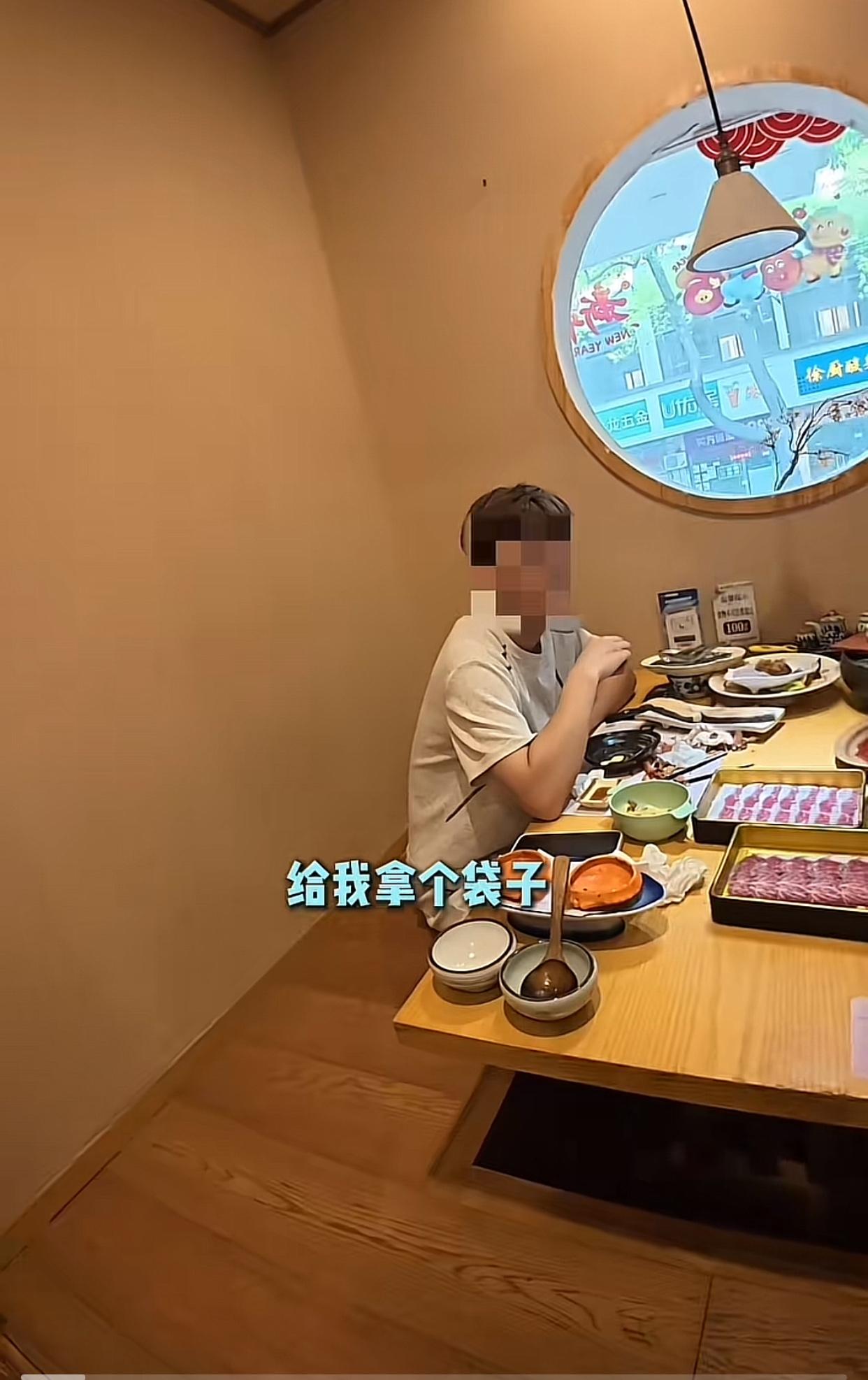 近日江苏常州，一家自助日本料理店内，一男两女到店吃饭，饭后买单时，男子让拿个袋子