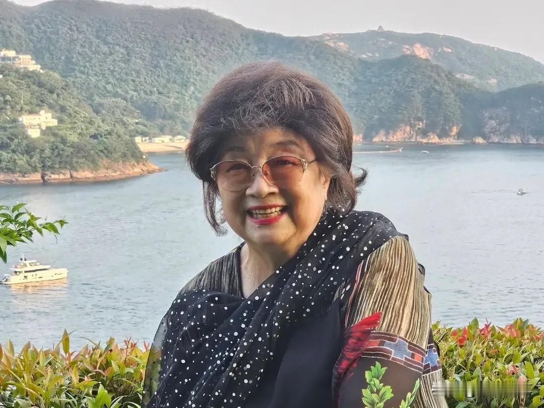 乐坛殿堂级歌后徐小凤近日受邀做客李锦记家族大宅，引发外界关注。这座历史悠久的豪门