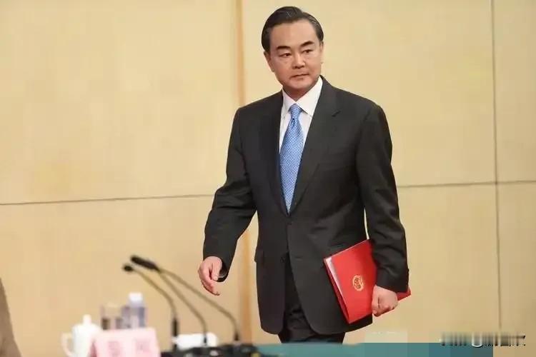 摊牌了！中国就中欧班列停摆这事，对波兰可算是把话挑明了！王毅外长在华沙当面重申