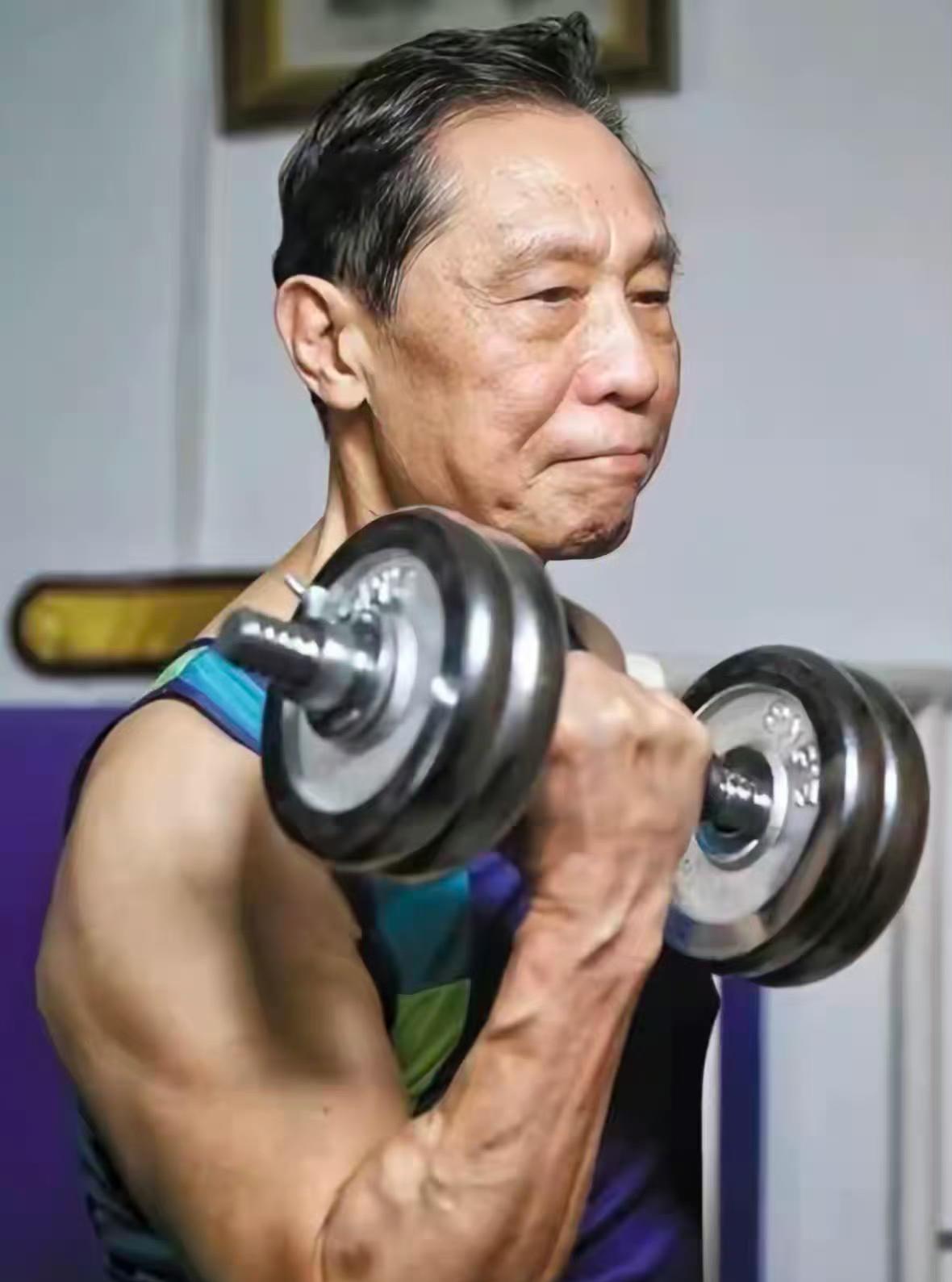仅差4个月出生，命运天差地别！两人的晚年，狠狠打醒熬夜透支的中年人很多人第一