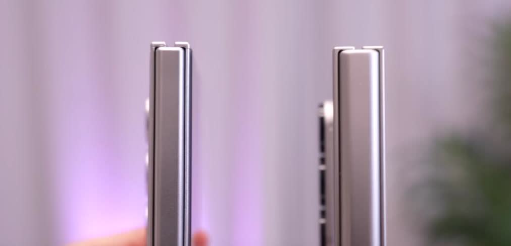 感受一下三星GalaxyZFold7的厚度吧！看样子三星折叠屏今年也卷厚度了