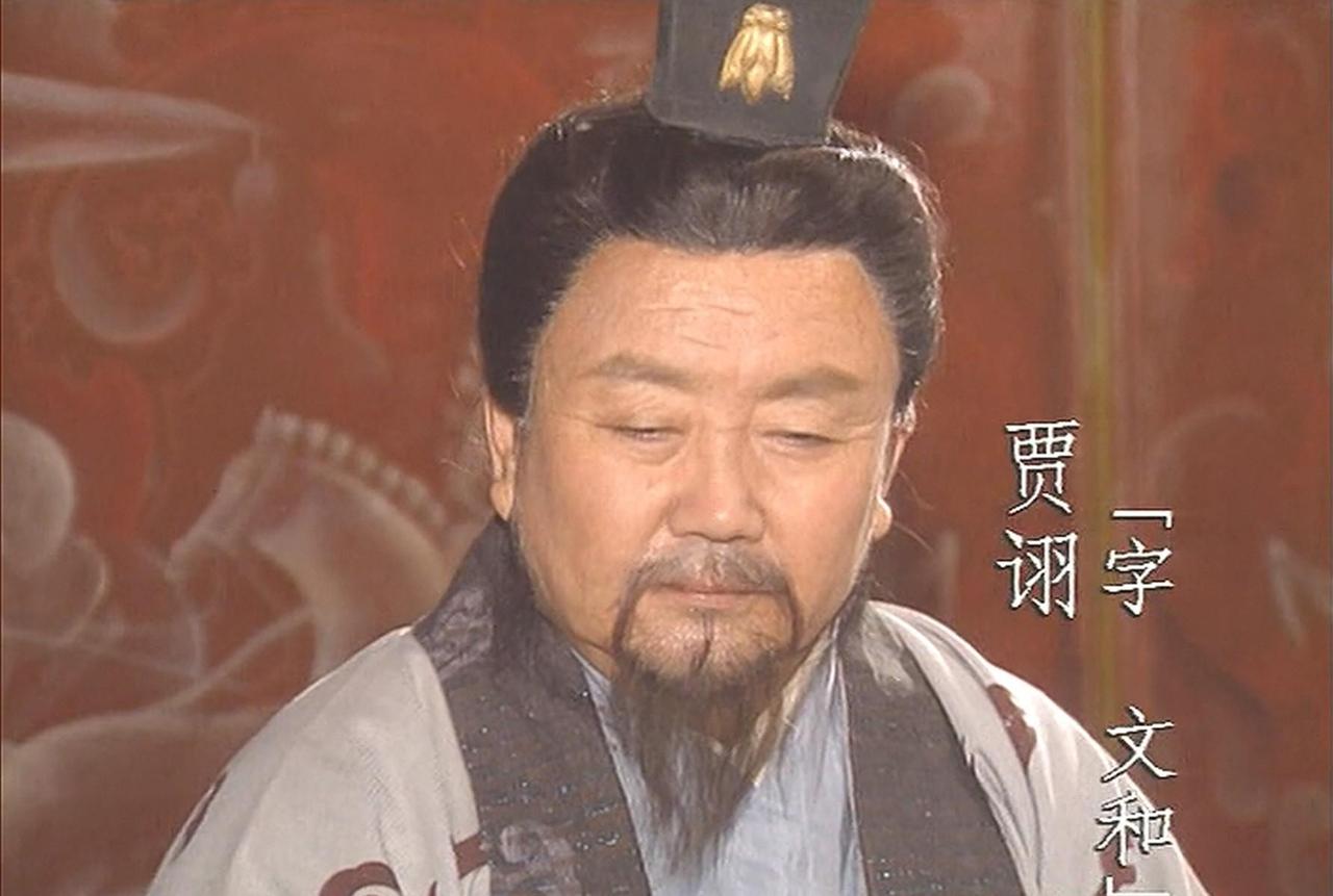建安四年冬，官渡前夜。曹操亲自出营，握着一个降将的手又笑又叹。两年前宛城那一夜，