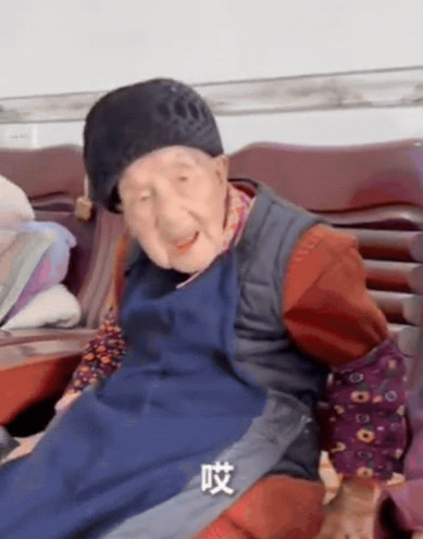 “看哭了！”贵州，8岁女孩正在玩耍，突然转头对妈妈说：我8岁，我还是个孩子！妈！