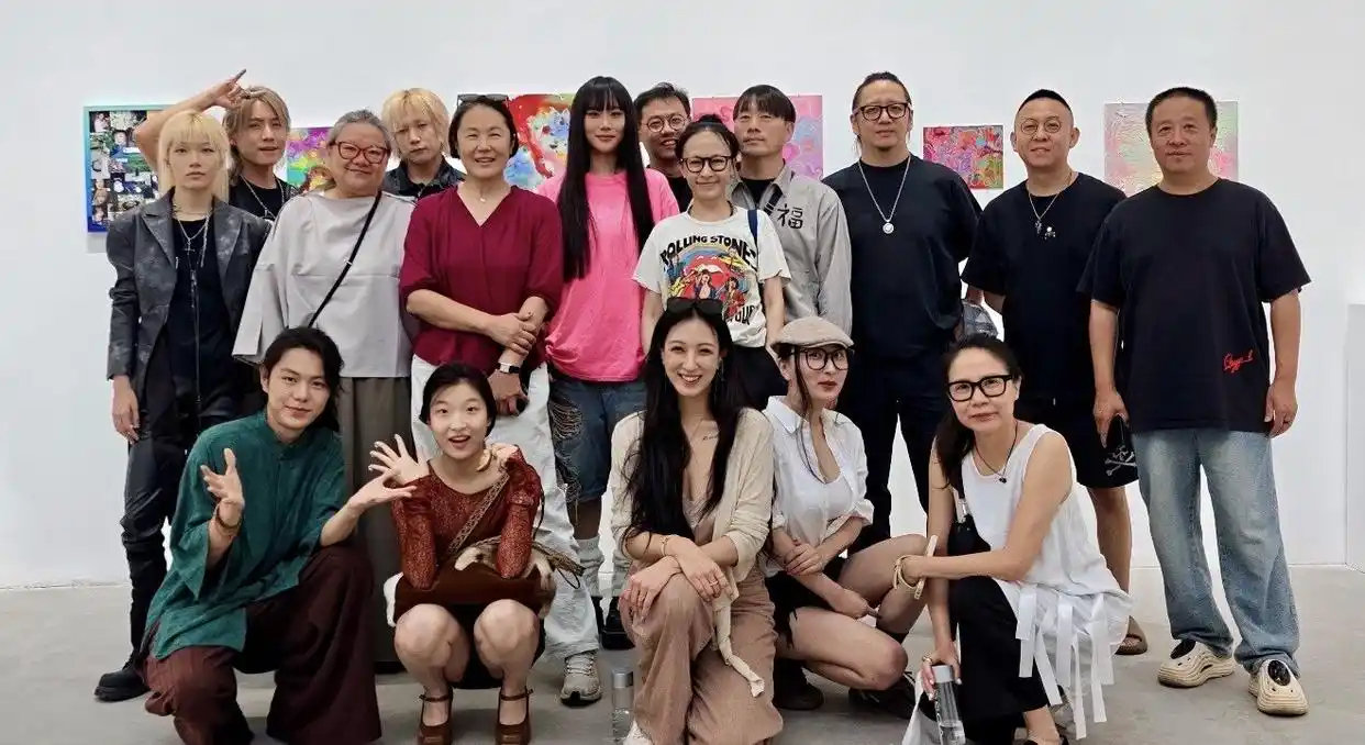 20多岁窦佳嫄办画展，洪晃等大咖低调捧场，网友嘀咕：这是看画还是看窦唯面子​