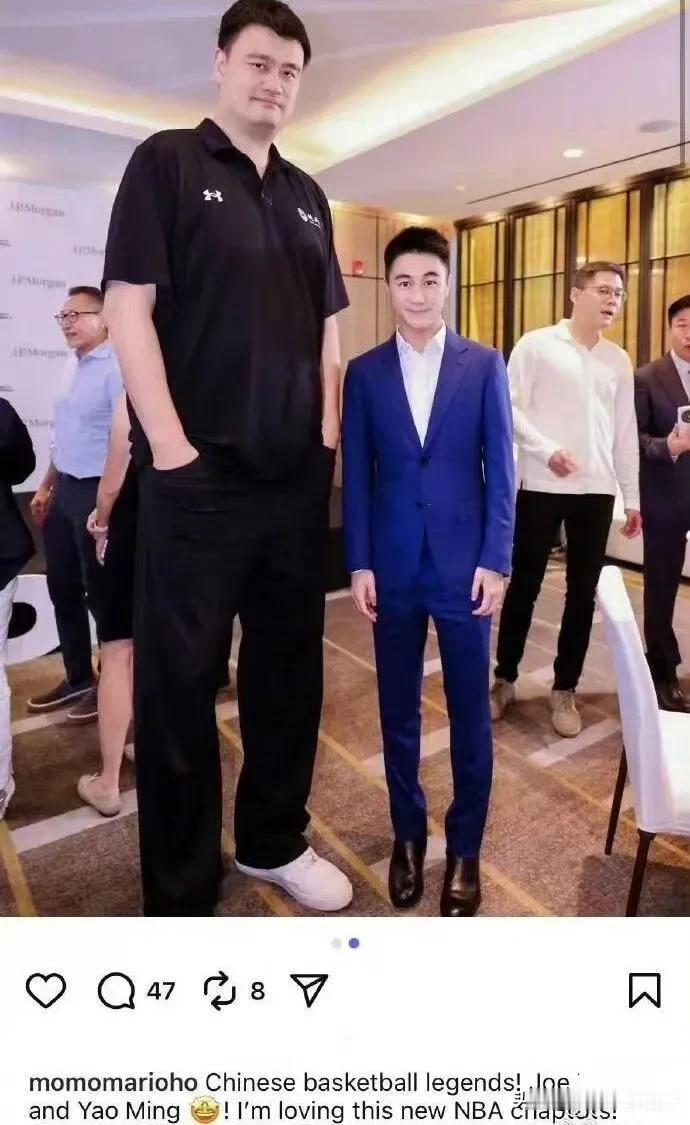 何猷君与姚明合影，这……，原谅我不厚道的笑了！何猷君在社交平台晒出与姚明的合照