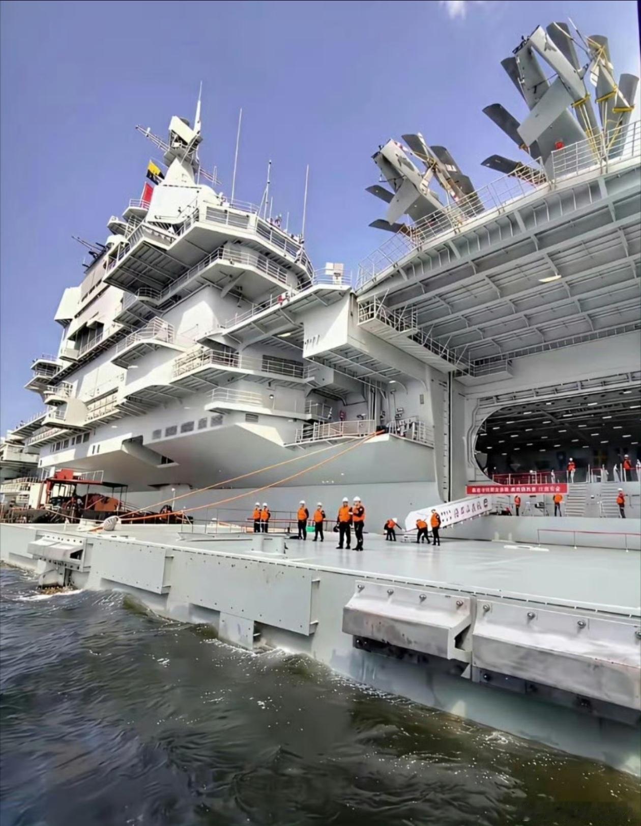 山东舰搭载的直十八舰载直升机正在通过升降机出入机库，这时候需要将直十八的尾端和主