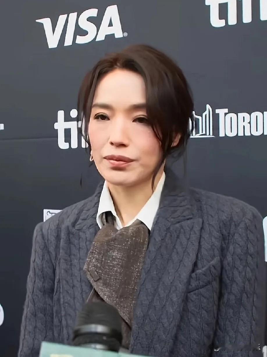 这才是舒淇真容，哪有什么不老女神，都是包装出来的，明星化妆师可以化腐朽为神奇，化