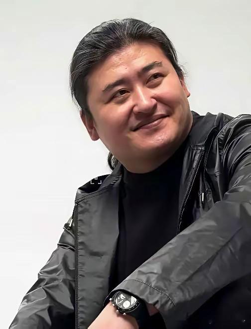 很多人总喜欢把蒋大为和刘欢放在同一维度比较唱功，实际上两人根本不是一个赛道，一个是顶级演唱天花板，一