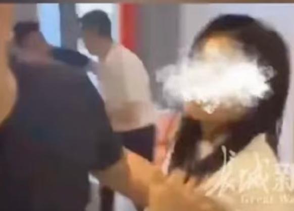 海南，女子主动撩骚男子邀约他线下见面，随后二人亲密的去酒吧约会跳舞。女子故意的来