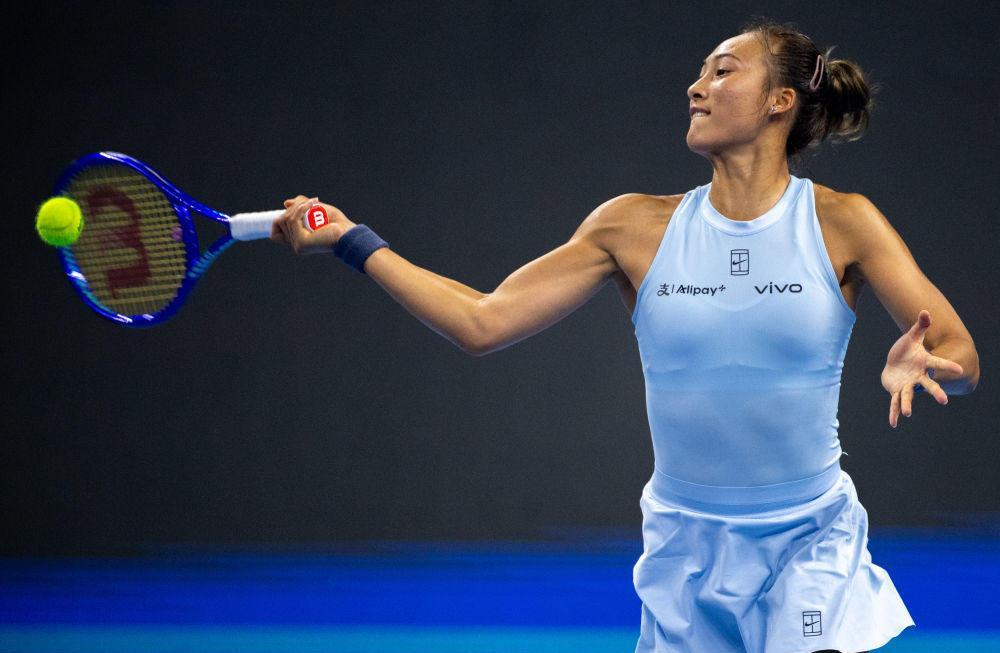 复出第一战，直接打世界第二。郑钦文挑莱巴金娜打表演赛，这不是普通热身。这是瞄