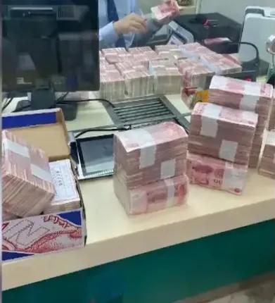 床底翻出240万现金！上海阿姨这波操作看呆网友​。每天躺在百万现金上睡觉不是