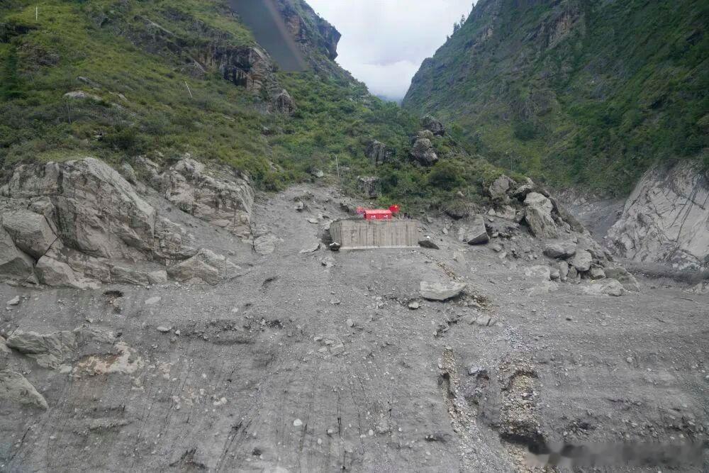 翻过喜马拉雅的山峦。再看见吉隆口岸的消息，心口一阵发沉。就在几天之前。冰川崩落，