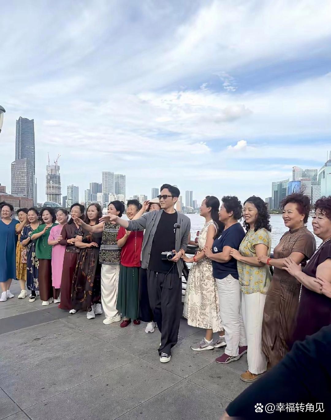 很多人觉得张智霖是不老男神，袁咏仪就爆料过，镜头前光鲜，回家摘掉假发片、卸完妆，也是头发花白的中年人