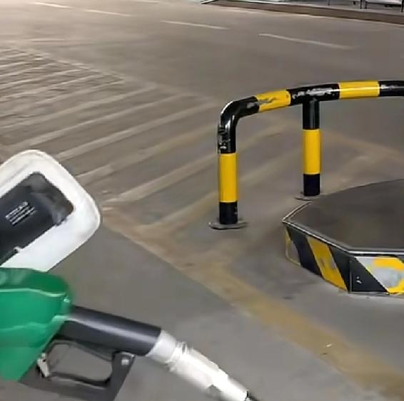 今天要提醒全国开油车的朋友们今天是最后一天，明天凌晨开始，全国的油价就要上涨了