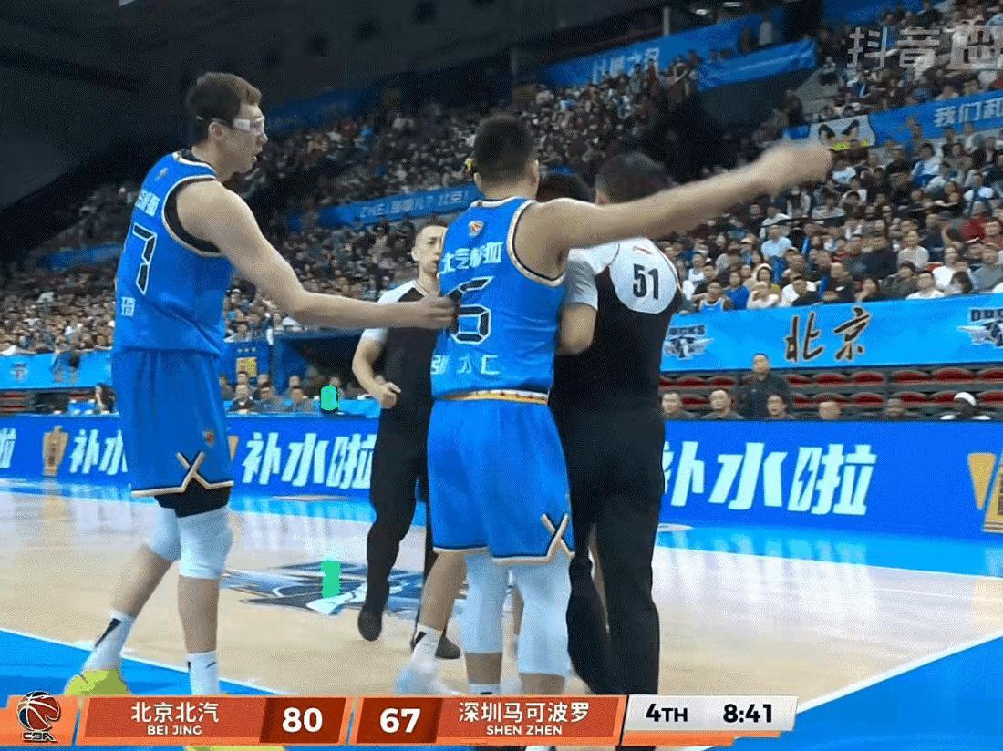 过分！张才仁大力击打贺希宁，事后还想要打架，谁注意到，周琦2个动作避免冲突升级…