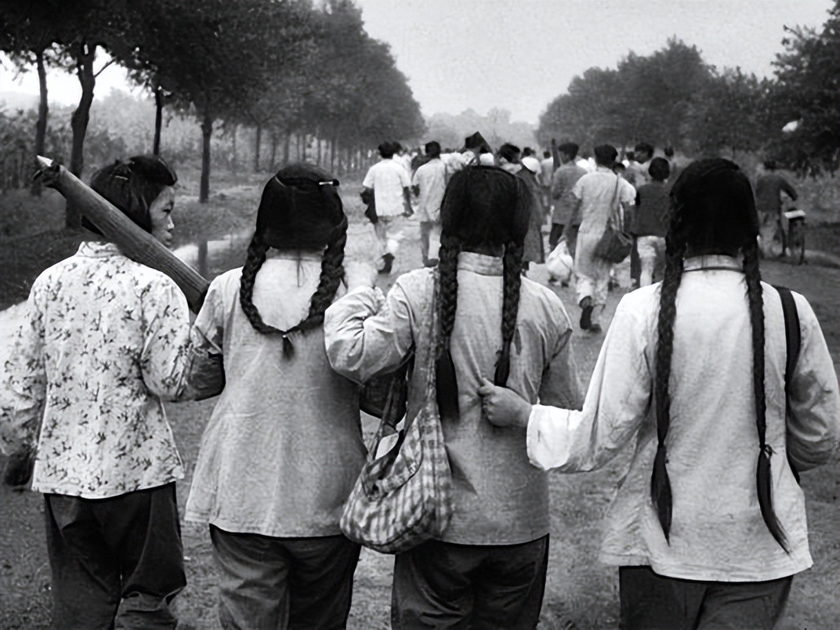 1950年，武汉20多名花季女大学生南下，却不幸在广西遭土匪埋伏，发现时死状怪异