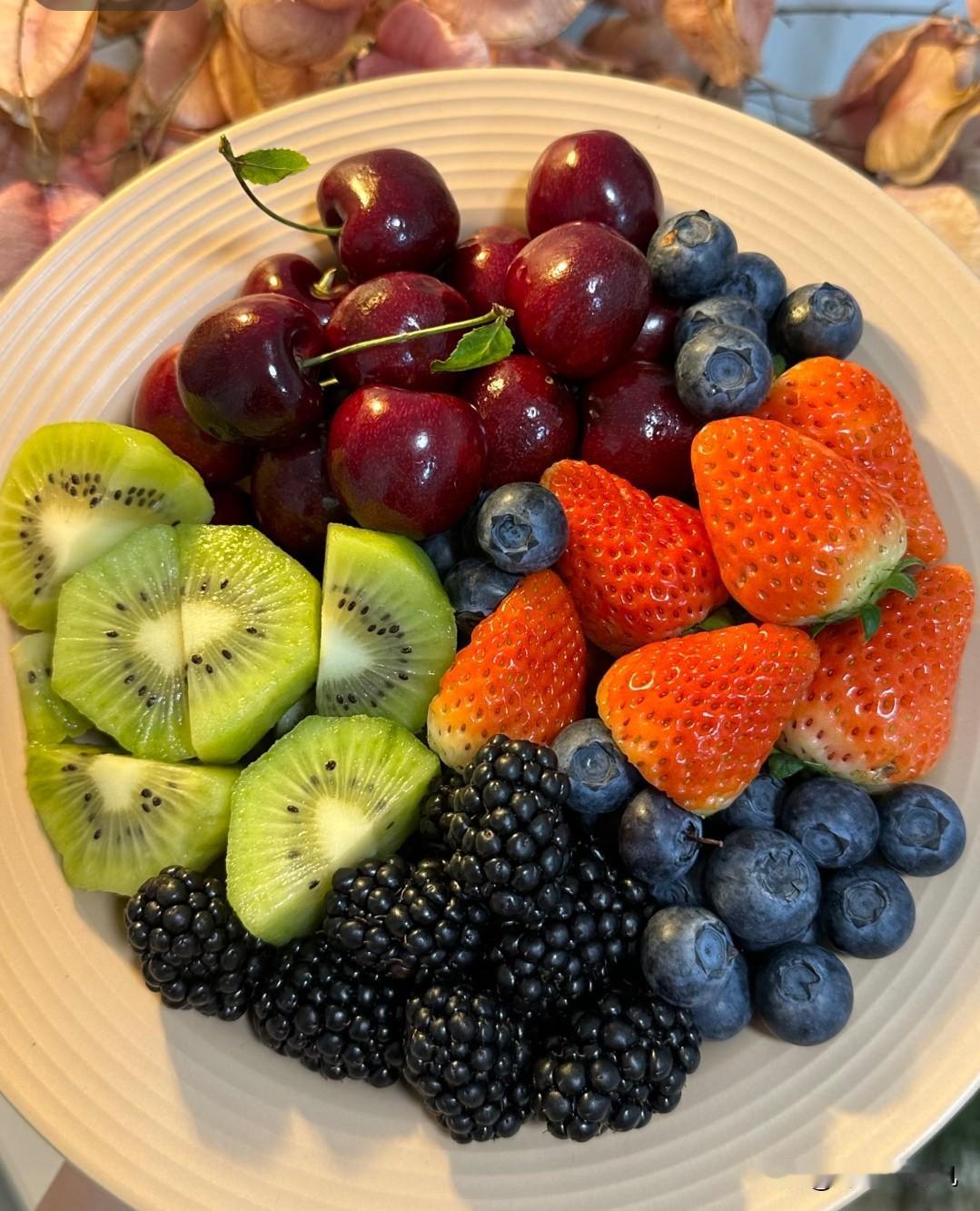 心情不好的时候就喜欢吃水果。每次都吃好多好多。