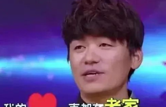 在一次节目中，汪涵问王宝强：“你现在的户口在哪儿？还在自己的农村老家吗？”不