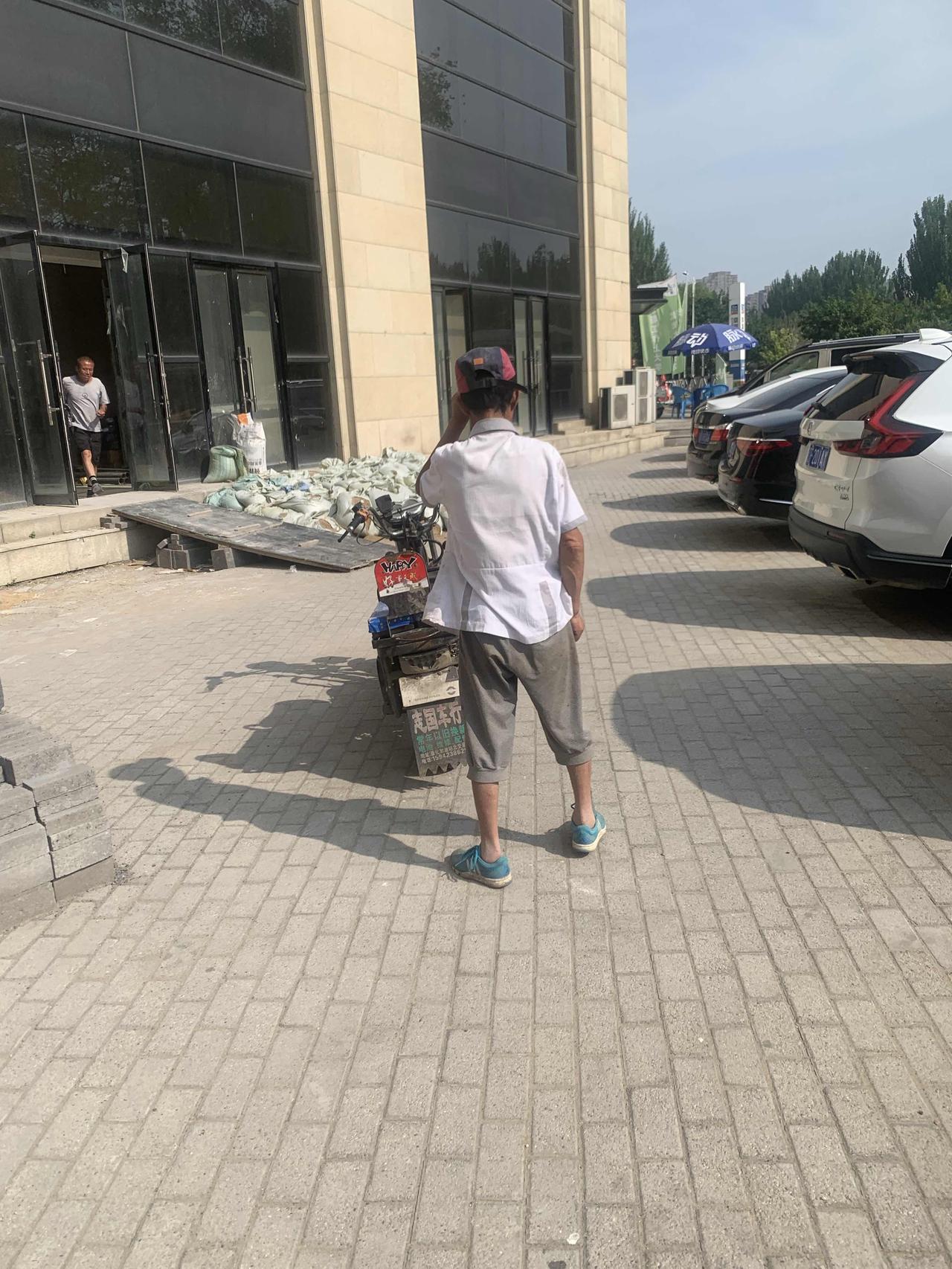 同样是老人，有没有退休金的区别，没退休金的，再干活，有退休金的，在出游，没退休金