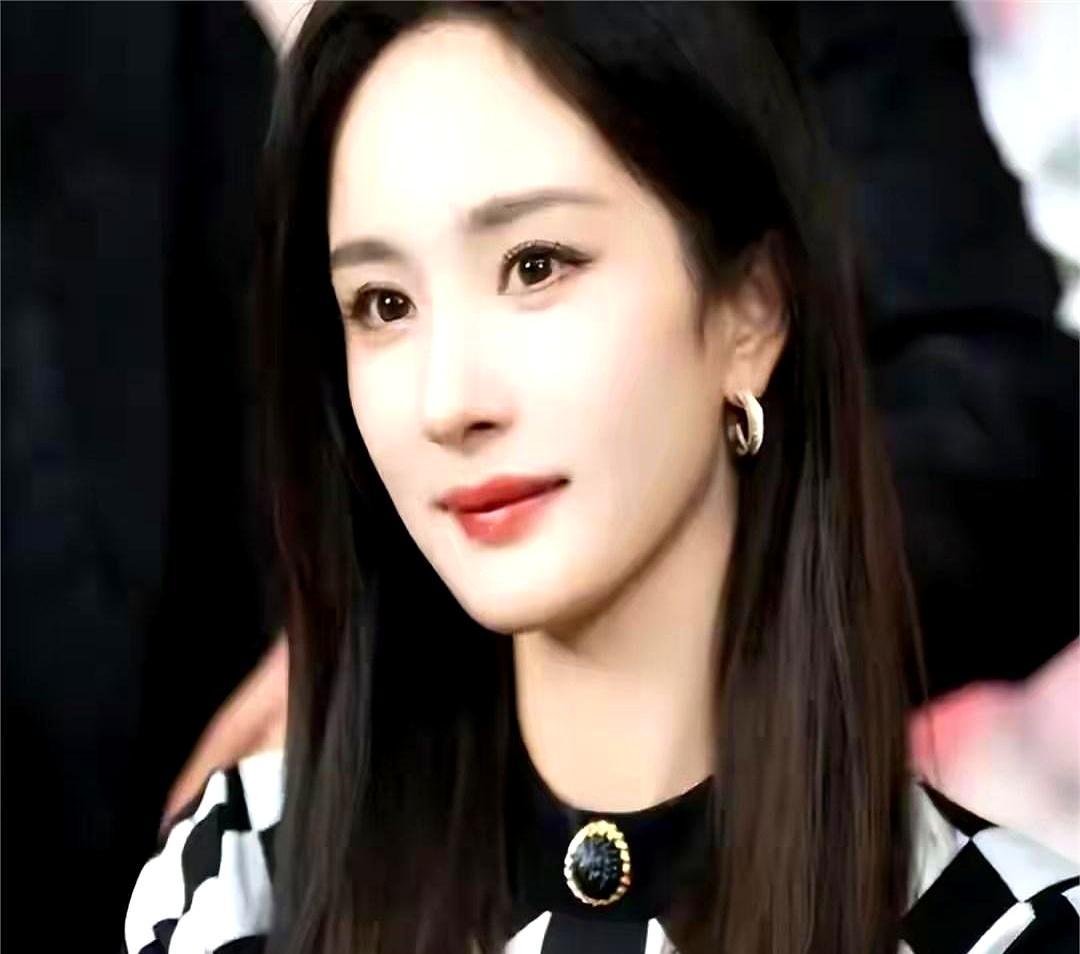 当红女星被圈内闭门会议点名，演技固化资源滑坡，她还在剧组连轴转拼命。隔壁花旦却