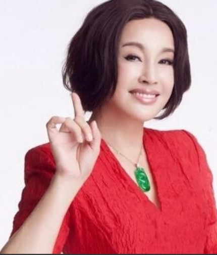 刘晓庆回到家，看到自己花了3倍工资请的保姆却躺在沙发上，吃着零食看着电视非常的乐