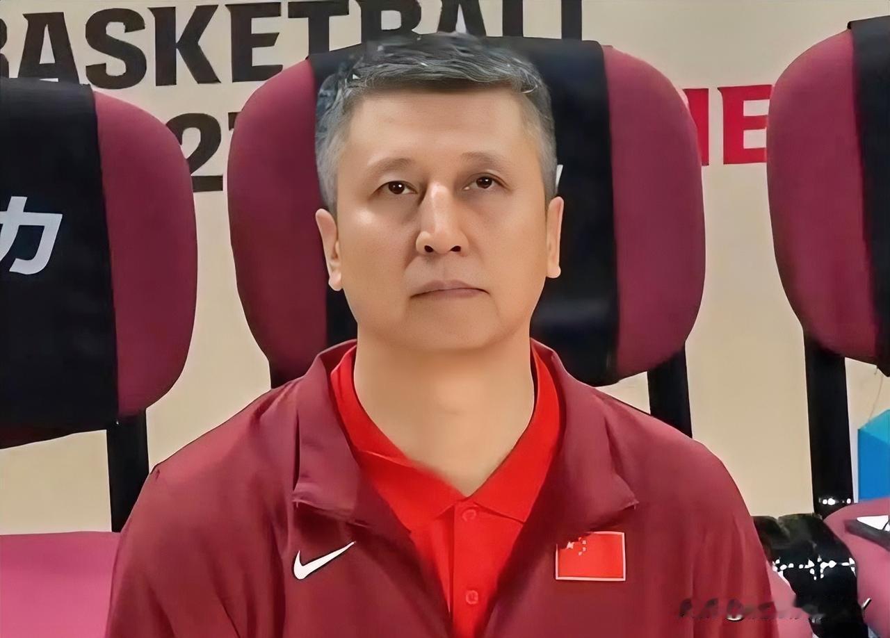 中国男篮客负韩国赛后有个细节不得不说，球队并未离开球馆，而是在更衣室里开会