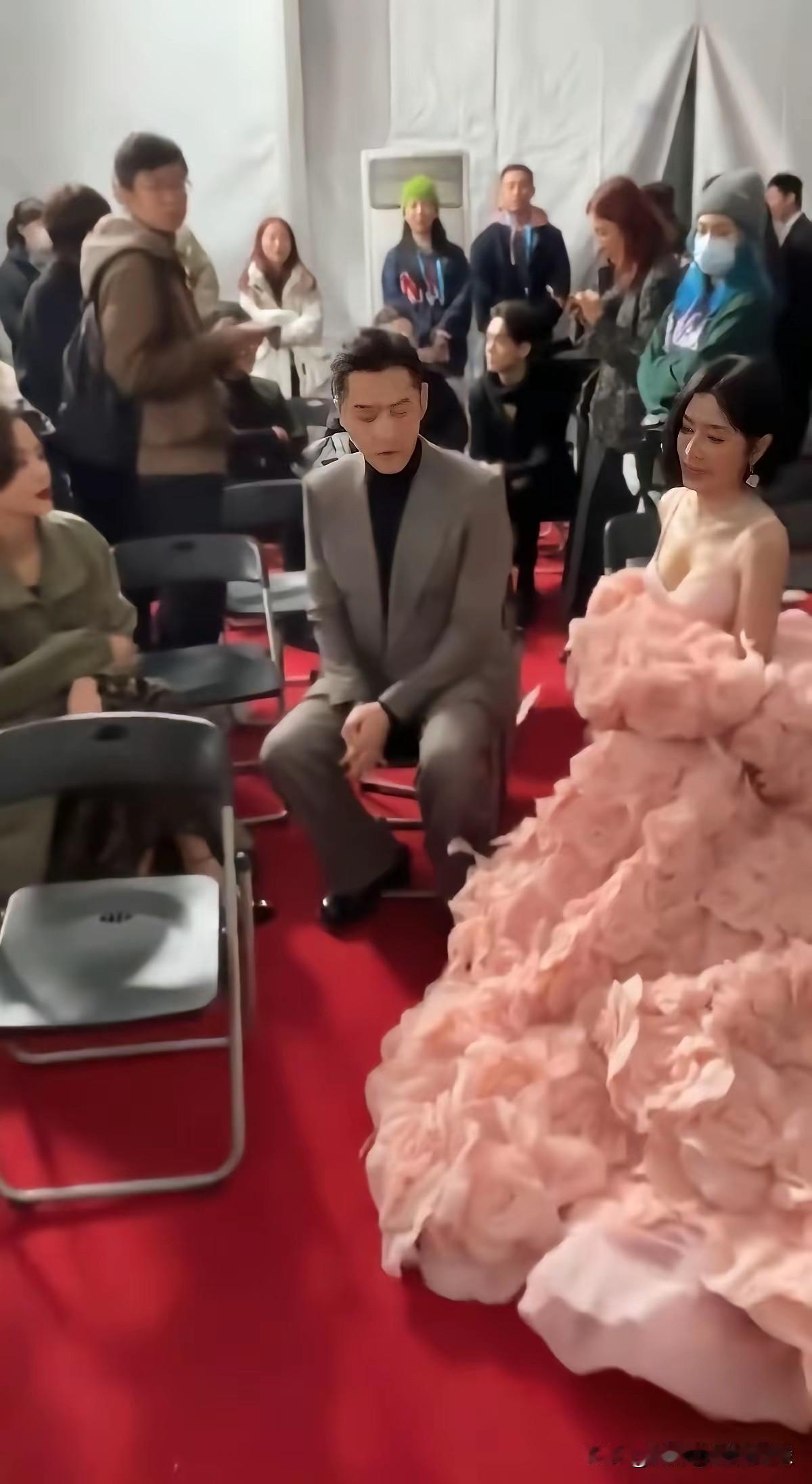 不得不承认，这个老阿姨，身材挺不错的。