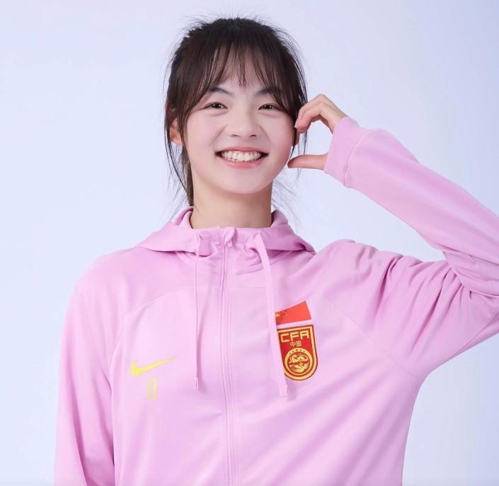 铿锵玫瑰绽放，一战成名天下知！21岁美女姜晨璟贡献绝杀，帮助武汉车谷江大女足1：
