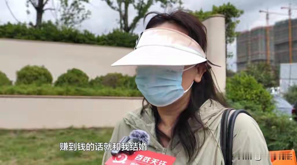 贵州贵阳，一男子同时和两个女子恋爱，他要A女士贷款30万买车，车子他开，女子还车