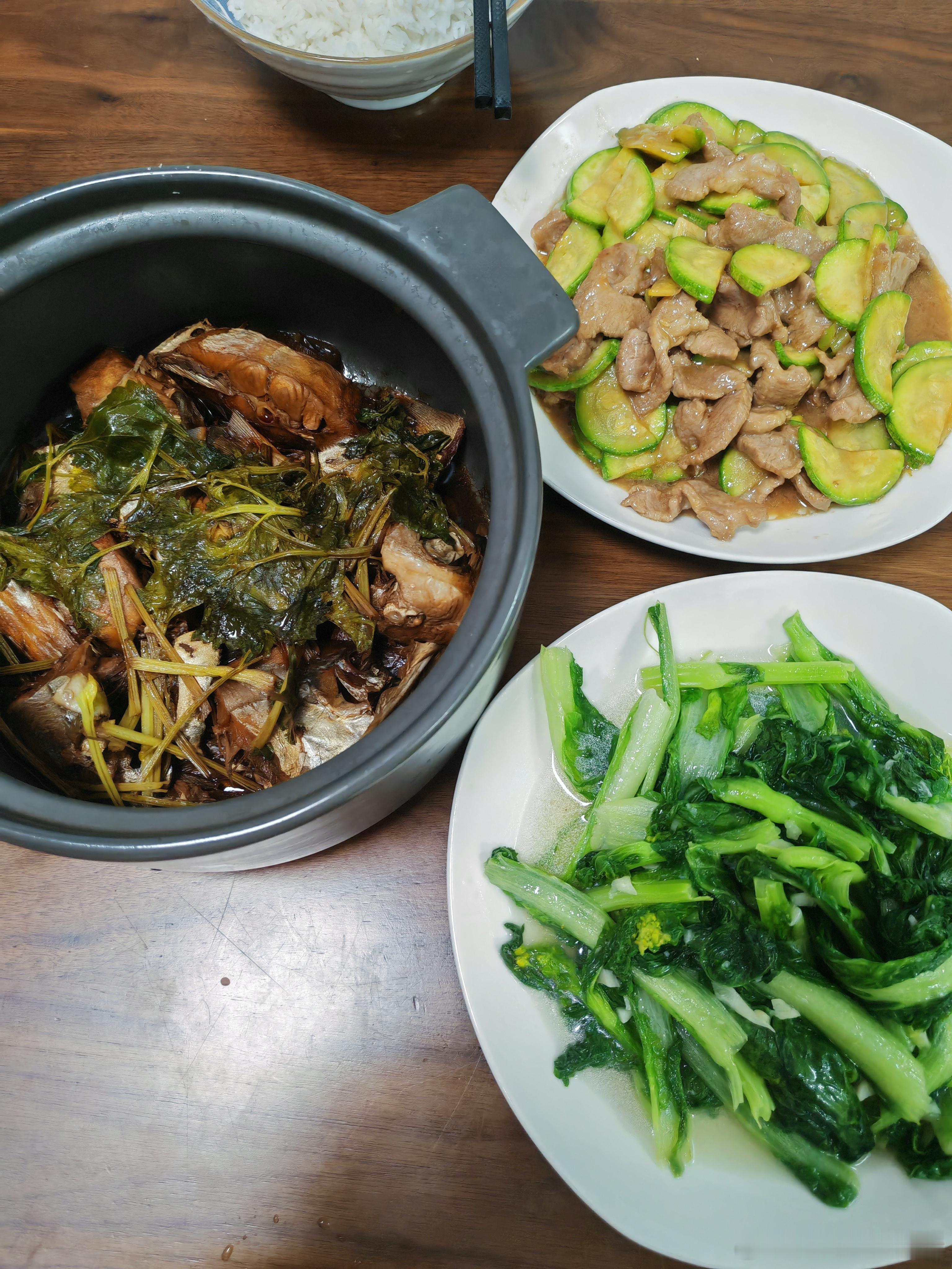 开饭啦，两个人三个菜。