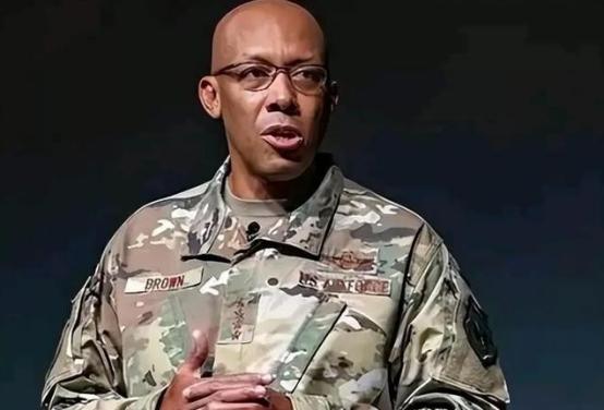 美国人现在终于知道害怕了，其空军参谋长四星级上将布郎说：中国的六代机虽然可怕，但