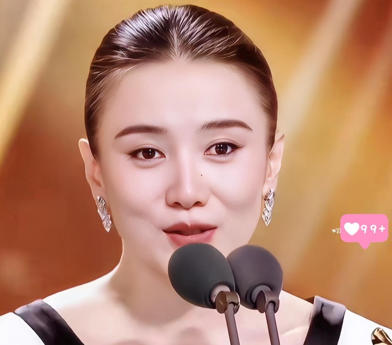 大家发现没有，宋佳不管出席啥活动，有一点真是“万年不变”，大光明，全露额，碎发都