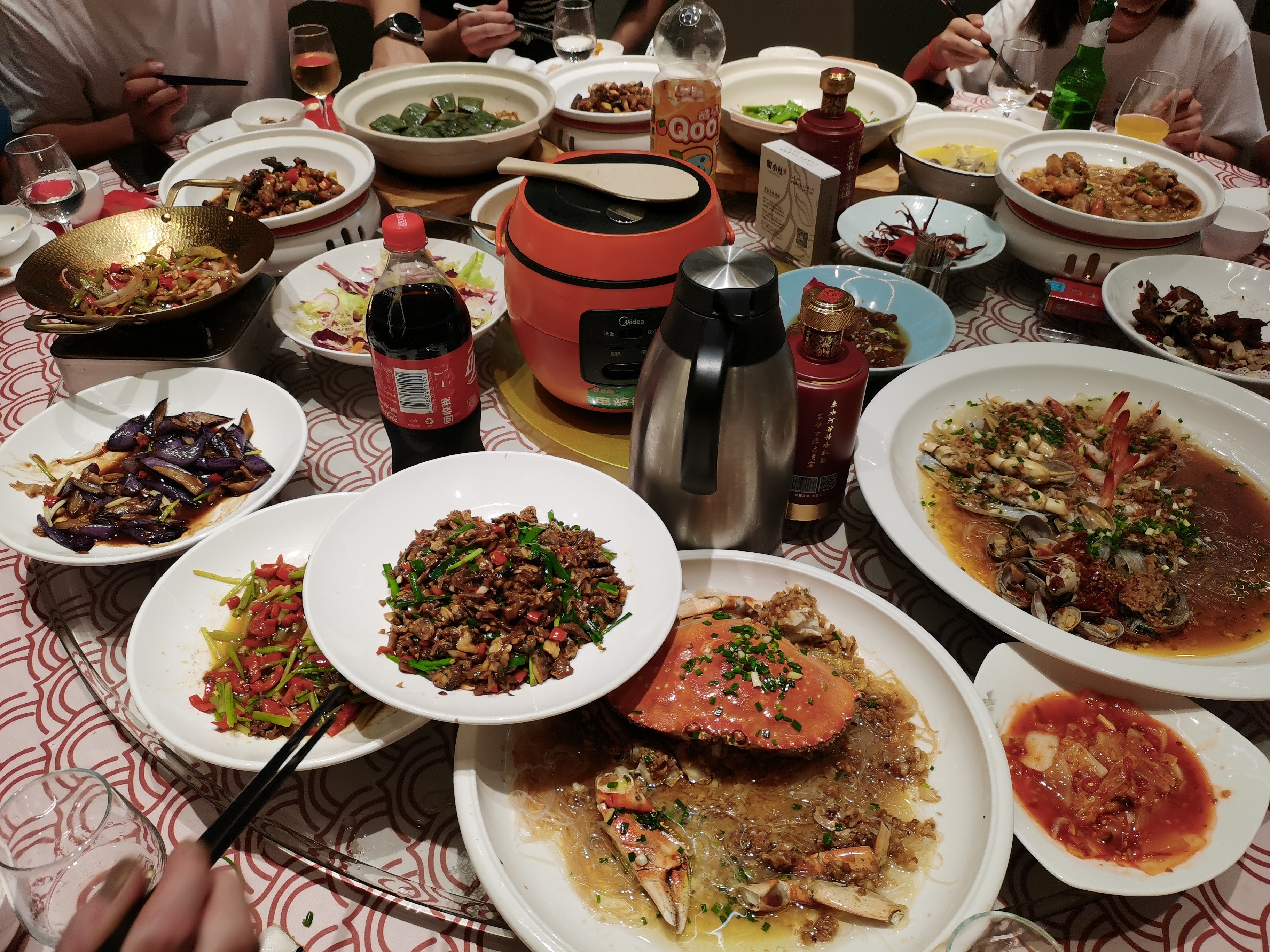 中秋之夜，与家人以及同事一起，在饭店聚餐。15人一桌，一共三桌。