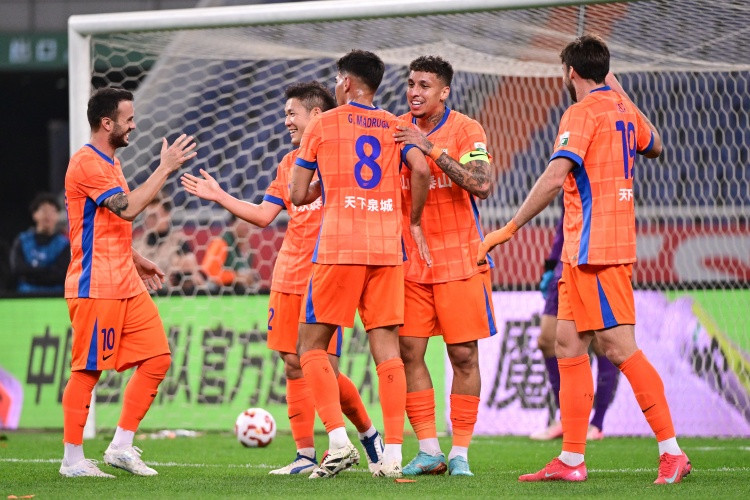 足球报: 泰山队明年战略成绩和年轻人培养并重, 签优秀外援中卫