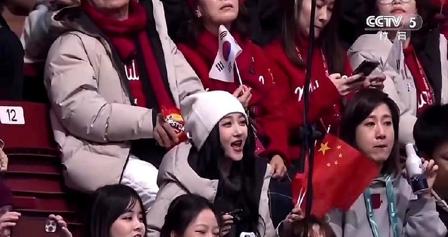 好家伙，央视五套的镜头随便一扫，居然在米兰冬奥观众席上逮到两位“熟人”！关晓彤
