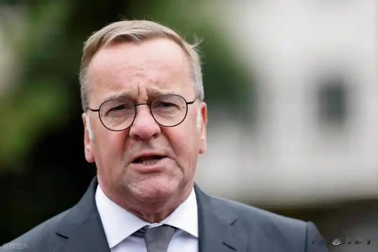 今天下午，北京时间4月25日15点33分左右，一则硬核新闻从欧洲传来：德国防长皮