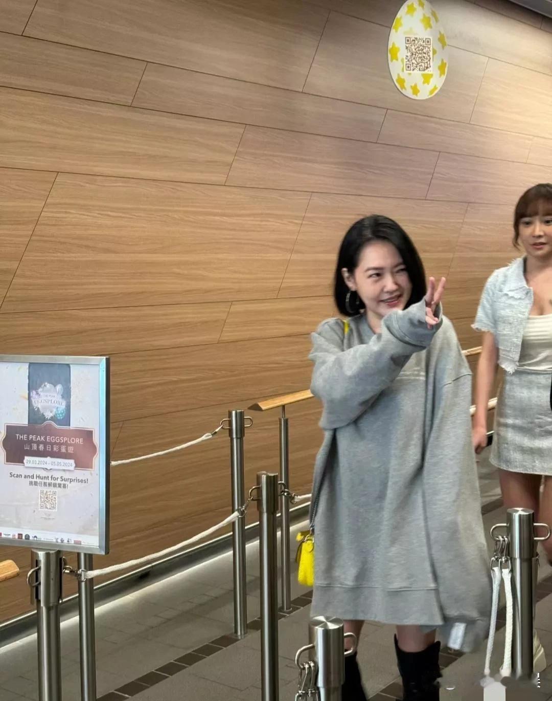 小S香港被偶遇，状态好少女啊！本人一点也不肿，比电视上好看多了！