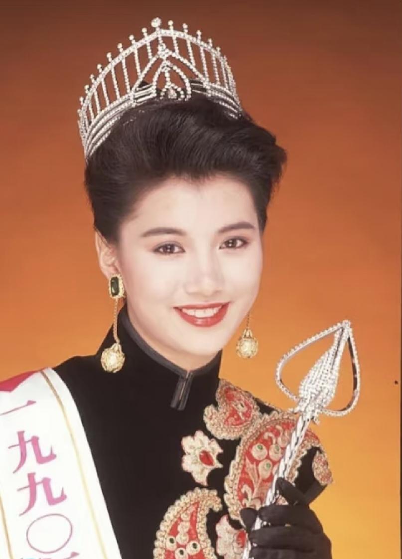 张慕童是袁咏仪和张智霖的儿子，小名叫“魔童”，一家三口都是高颜值。袁咏仪是港姐