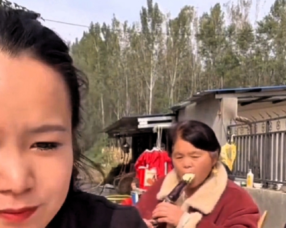 直播带货是阿杜强项,特别是他妈在直播间表演丑角,人气特别旺,品牌方来阿杜家直播带