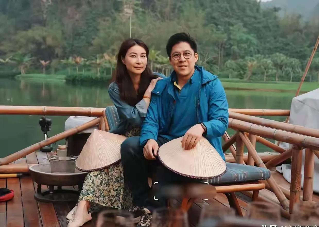 郭晶晶对时尚的把控越来越高端了，随意一穿搭，就美得不像话。牛仔褂，碎花裙，浅咖