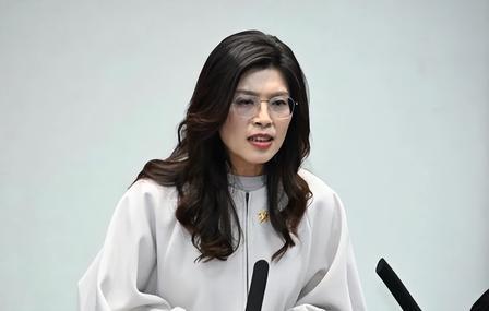 政坛少见！接连砸702万私人资金，郑丽文到底在坚持什么？因删冻“机要费”