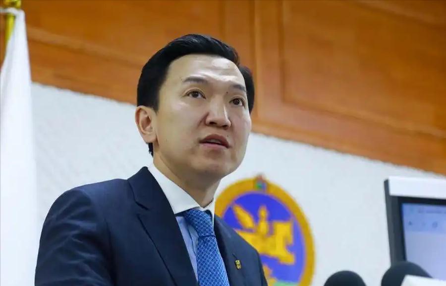 蒙古开始过苦日子了。刚上任不到半年，蒙古国总理乌其尔勒就下了一道硬命令：全国