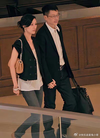 56岁生日，李嘉欣晒出和许晋亨抱狗合影，笑容甜蜜。网友评论才炸了：她老公的前妻何