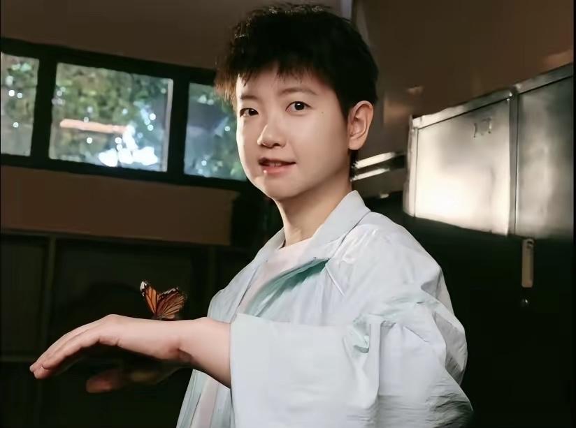 孙颖莎最新照片，美丽的蝴蝶落在她手上，摄影师加鸡腿，拍的真好。图片莎莎又有了