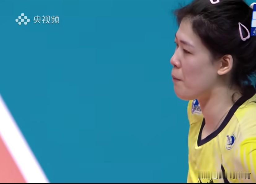 李盈莹自责哭了[哭哭][哭哭]跟云南女排打第二局局末时候，天津女排突然掉线，妹妹