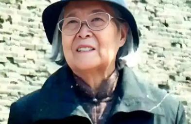 1949年，北平和平解放，傅作义的女儿傅冬菊是大功臣，可就在全国解放后，傅冬菊却