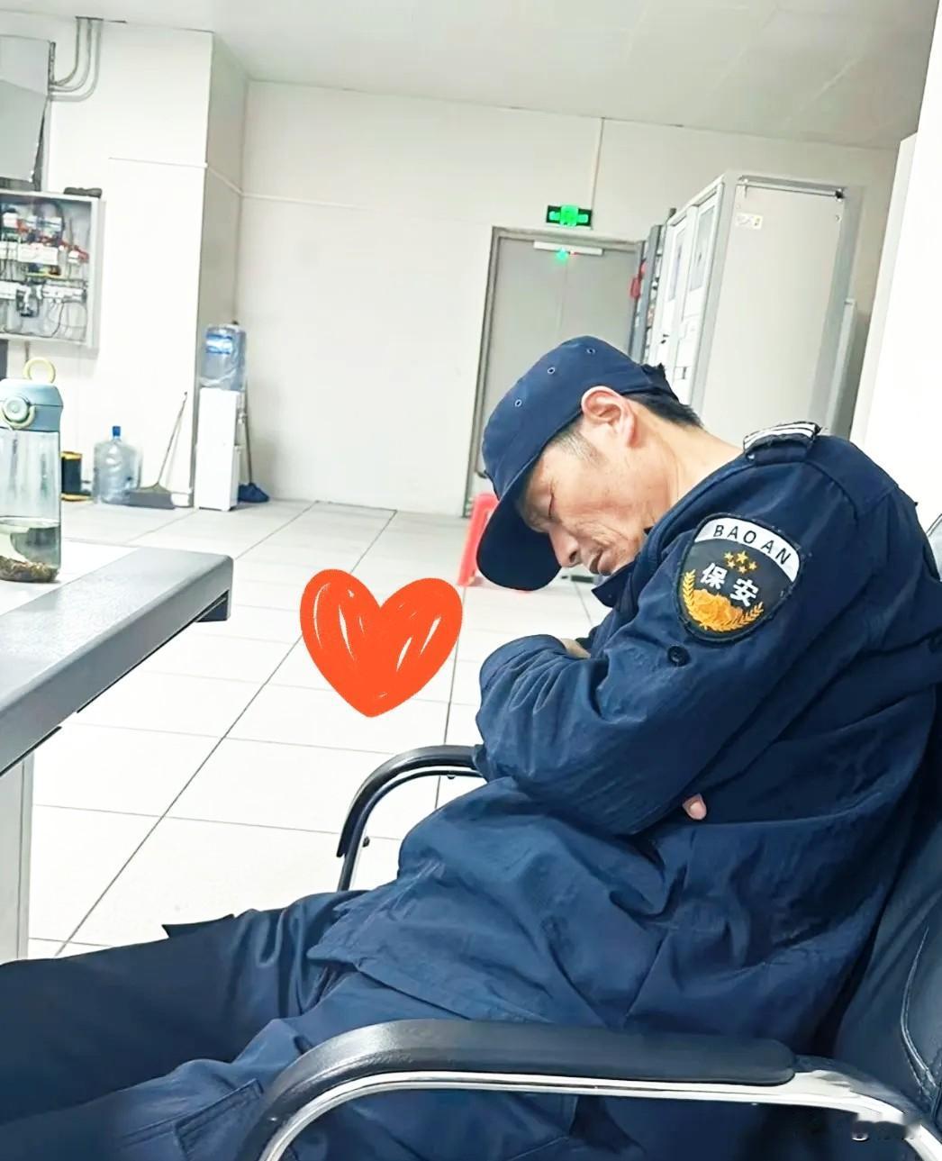 凌晨三点半，16分钟的打盹，成了一个60岁老人丢掉生计的“铁证”。在广东