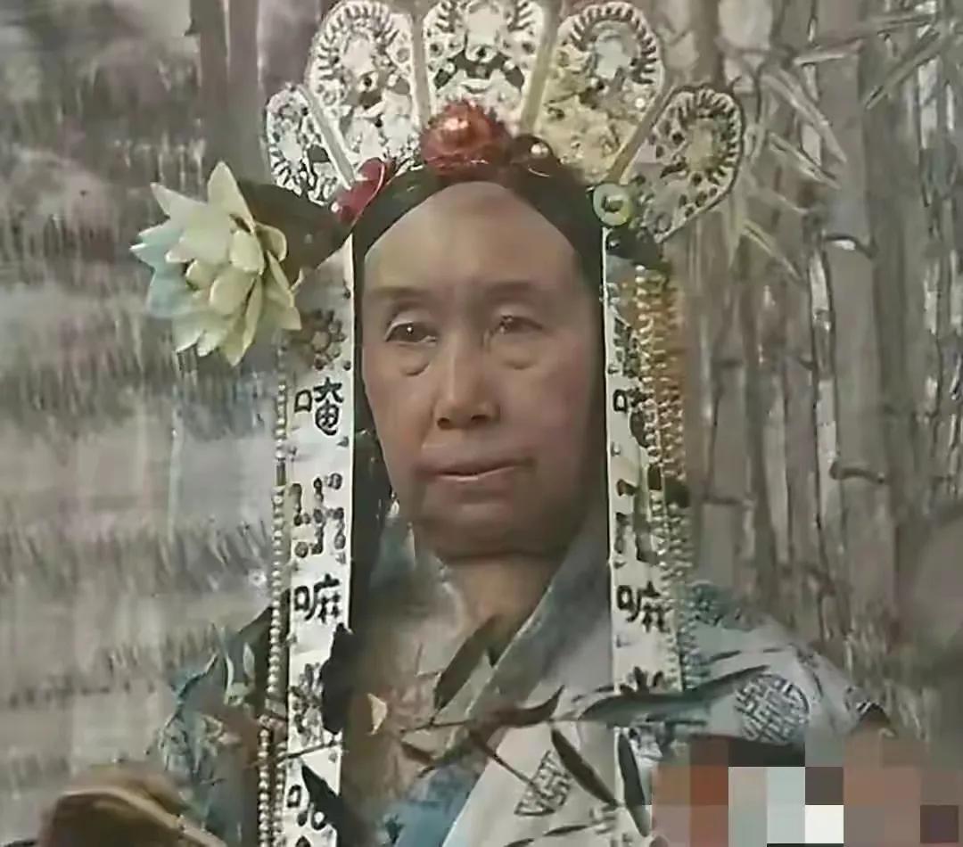 今日方才知晓慈禧这张像的由来。1895年，适逢慈禧六十寿诞，一张由英国使节拍摄的