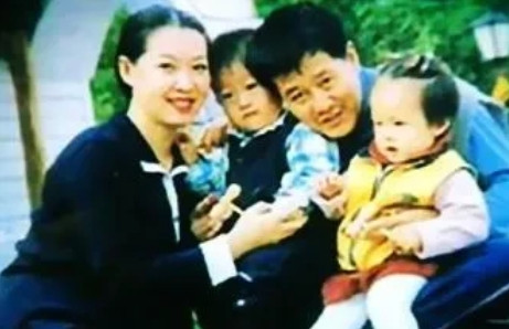 1994年，赵本山正在春晚后台准备上台表演，突然接到前妻葛淑珍打来的电话，他们1