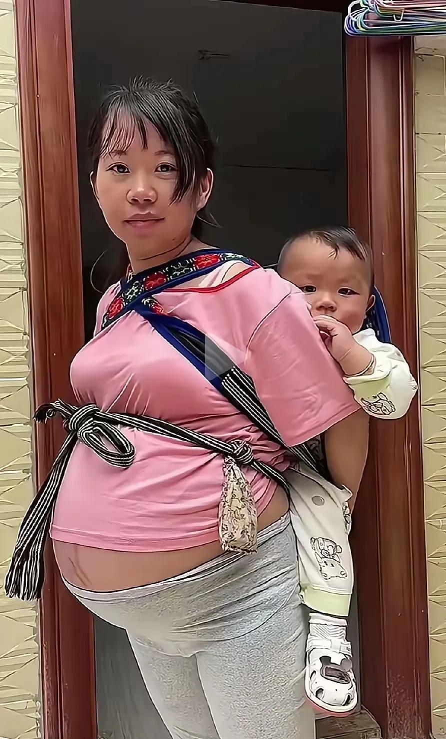 这几天刷视频，被一个宝妈的视频狠狠震惊到！她老公在外挣钱，自己在家带娃，而且肚子